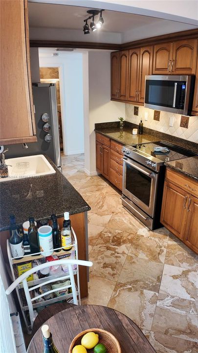 For Rent: $2,750 (1 beds, 1 baths, 1177 Square Feet)