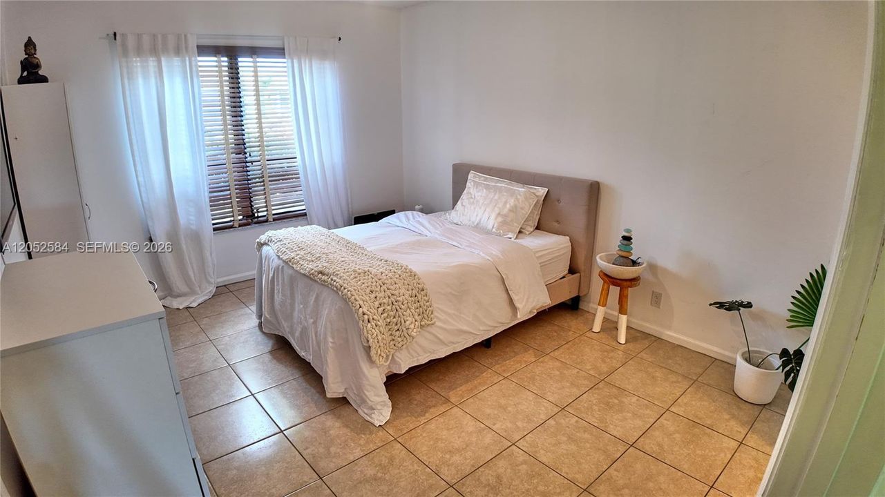For Rent: $2,750 (1 beds, 1 baths, 1177 Square Feet)