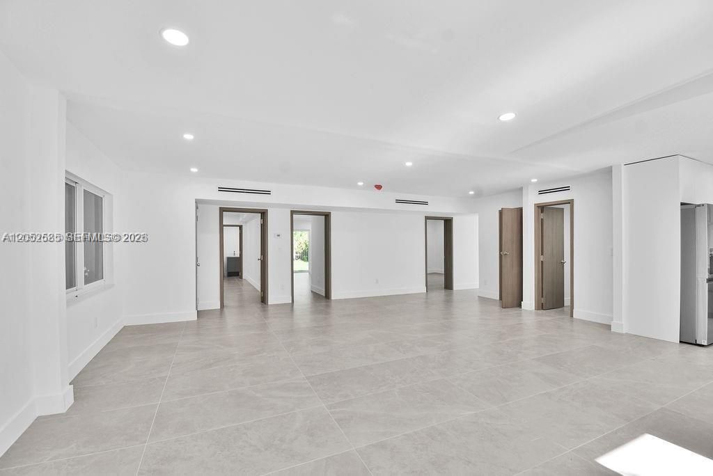 For Rent: $4,900 (3 beds, 3 baths, 1359 Square Feet)