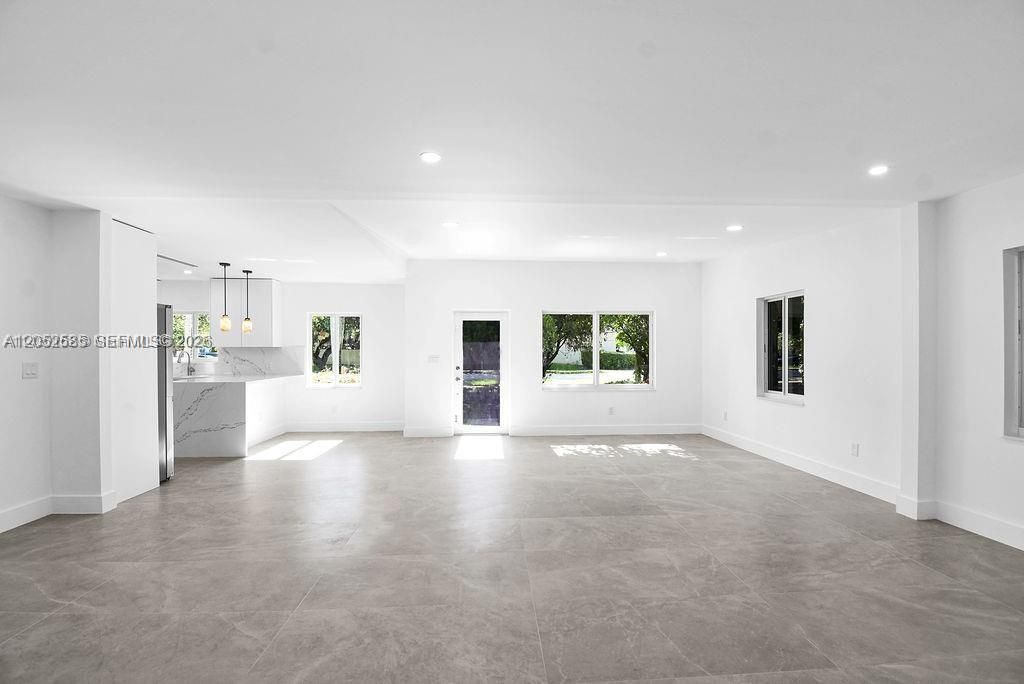For Rent: $4,900 (3 beds, 3 baths, 1359 Square Feet)