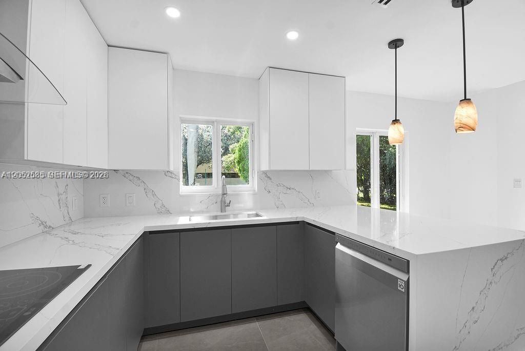 For Rent: $4,900 (3 beds, 3 baths, 1359 Square Feet)