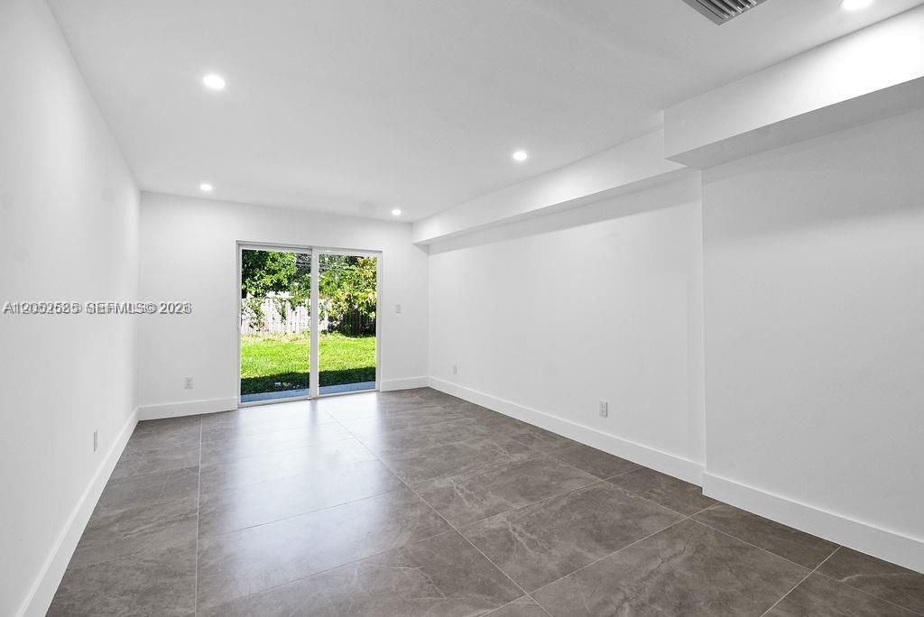 For Rent: $4,900 (3 beds, 3 baths, 1359 Square Feet)