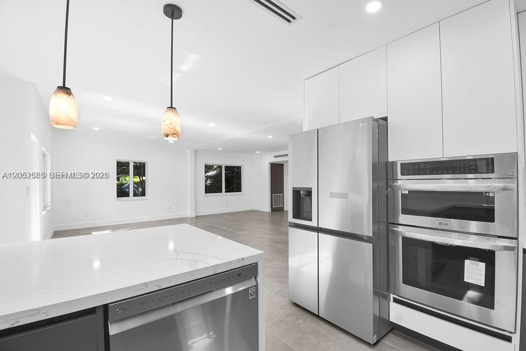 For Rent: $4,900 (3 beds, 3 baths, 1359 Square Feet)