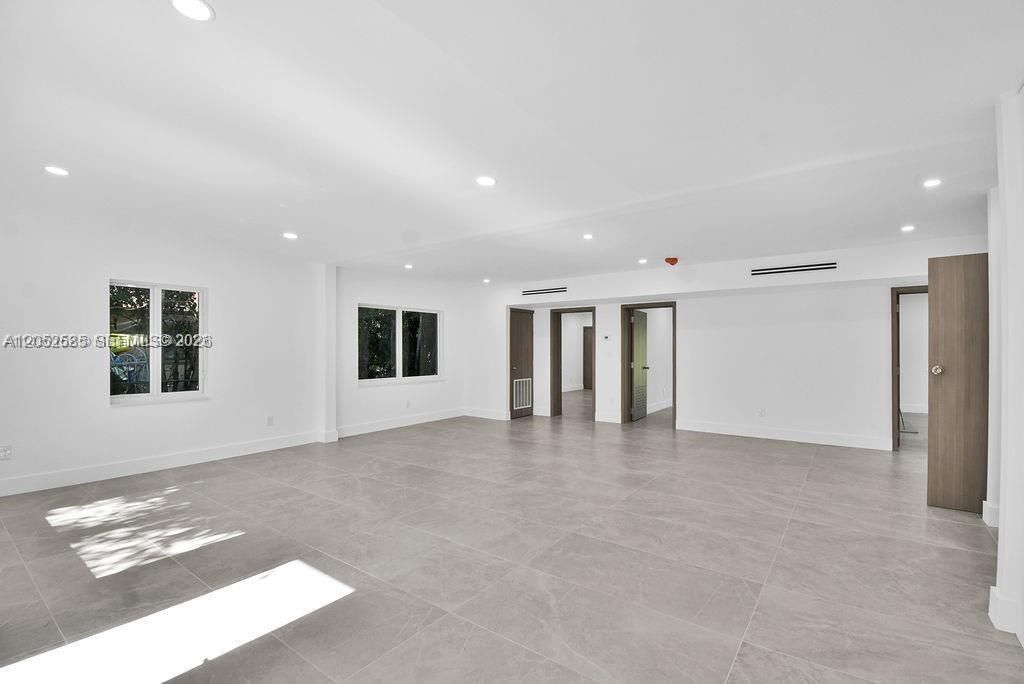 For Rent: $4,900 (3 beds, 3 baths, 1359 Square Feet)