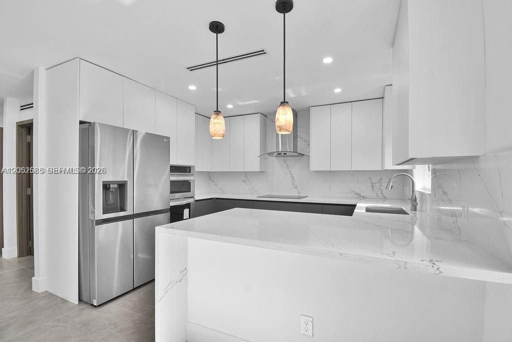 For Rent: $4,900 (3 beds, 3 baths, 1359 Square Feet)