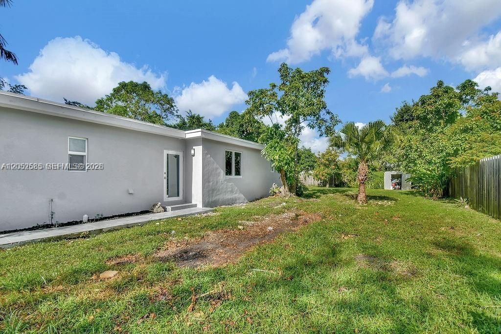 For Rent: $4,900 (3 beds, 3 baths, 1359 Square Feet)