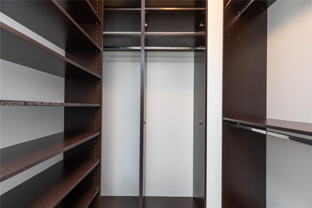 For Rent: $2,900 (1 beds, 1 baths, 1064 Square Feet)