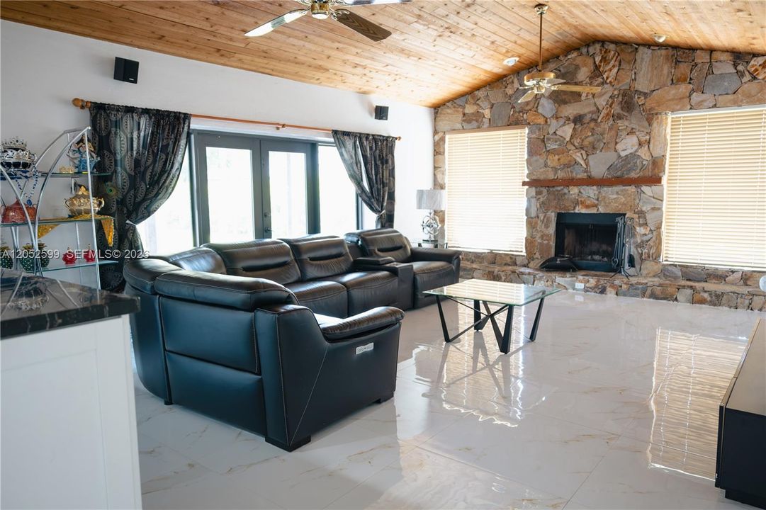 En Venta: $1,340,000 (4 camas, 2 baños, 2576 Pies cuadrados)