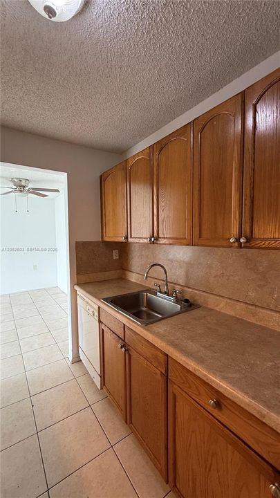 В аренду: $1,675 (2 спален, 1 ванн, 708 Квадратных фут)