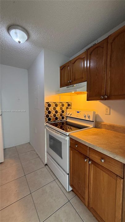 В аренду: $1,675 (2 спален, 1 ванн, 708 Квадратных фут)