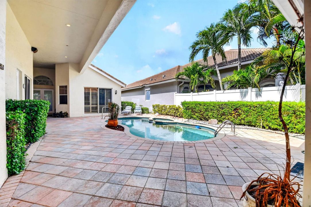 Courtyard Patio & Pool
