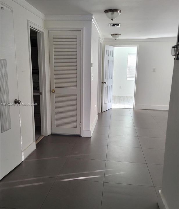 For Rent: $2,000 (2 beds, 1 baths, 841 Square Feet)