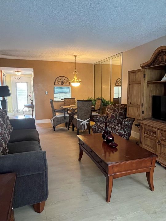 For Rent: $1,400 (1 beds, 1 baths, 640 Square Feet)