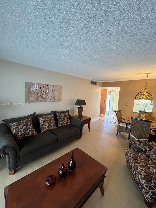 For Rent: $1,400 (1 beds, 1 baths, 640 Square Feet)