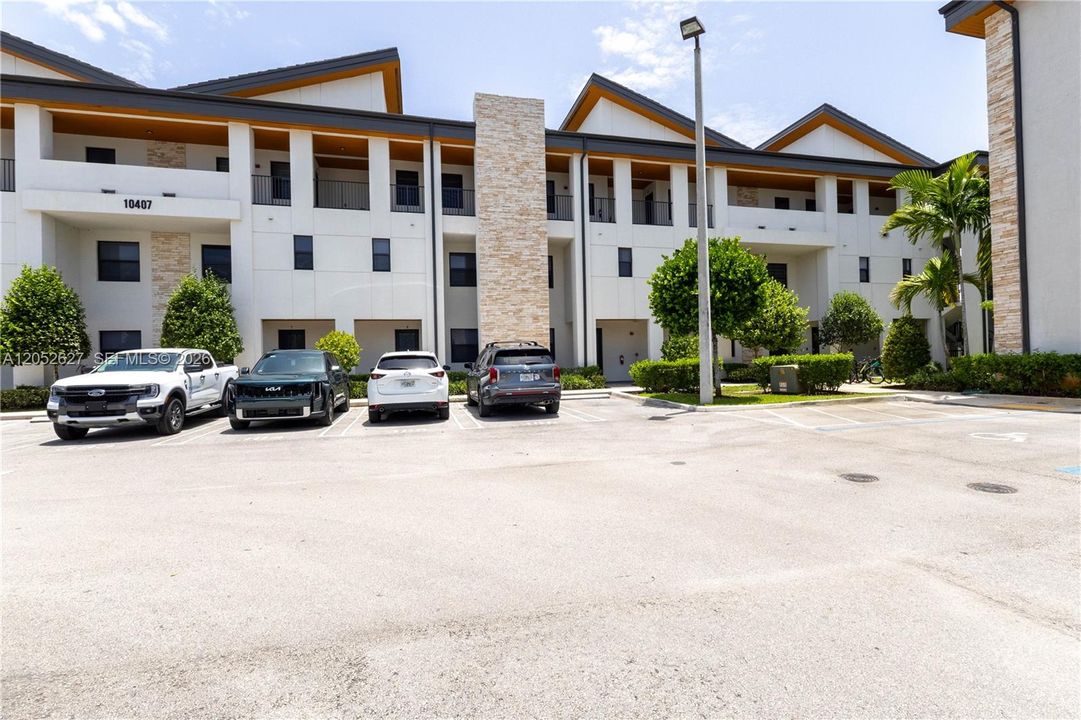 For Rent: $3,700 (3 beds, 2 baths, 1429 Square Feet)