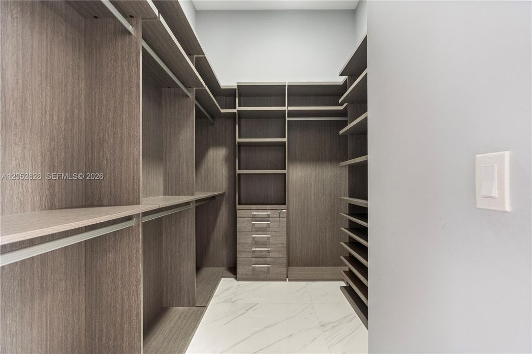 В аренду: $7,000 (5 спален, 4 ванн, 2702 Квадратных фут)
