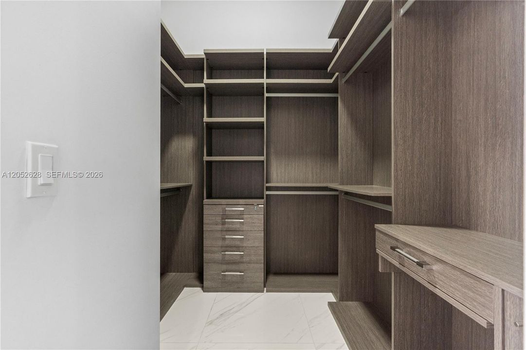 В аренду: $7,000 (5 спален, 4 ванн, 2702 Квадратных фут)