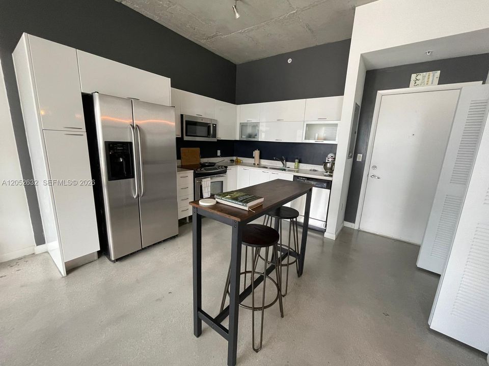 For Rent: $2,300 (1 beds, 1 baths, 665 Square Feet)