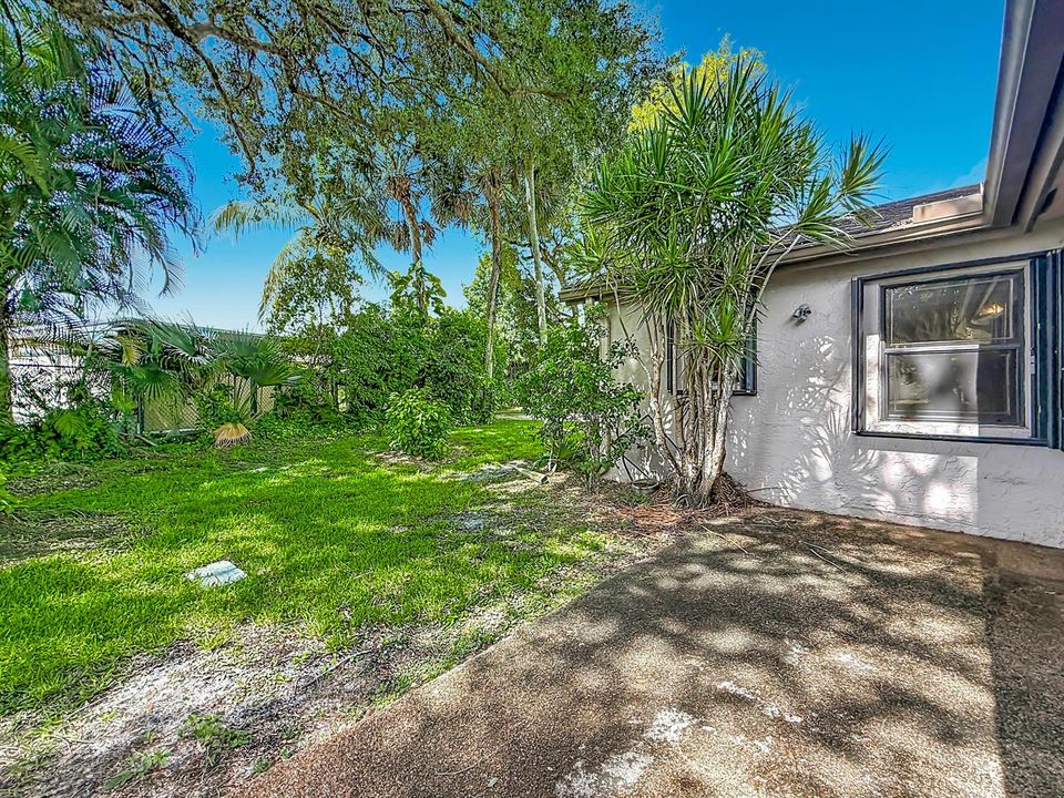 2208 Seagrape Circle-77