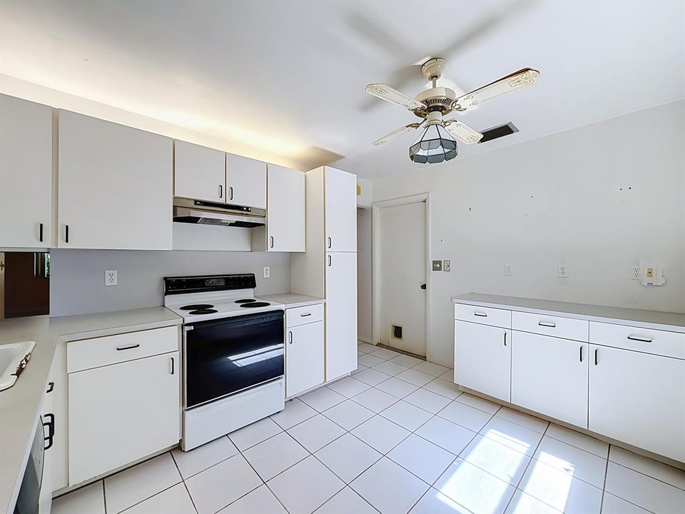 2208 Seagrape Circle-43