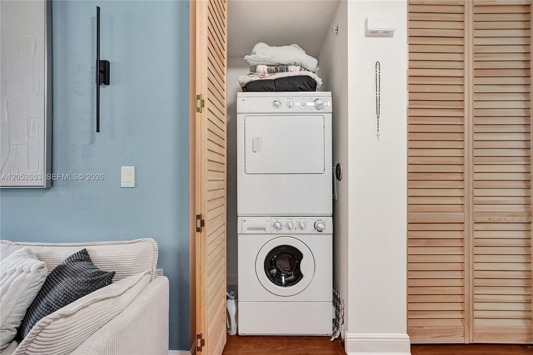 For Sale: $299,900 (1 beds, 1 baths, 762 Square Feet)