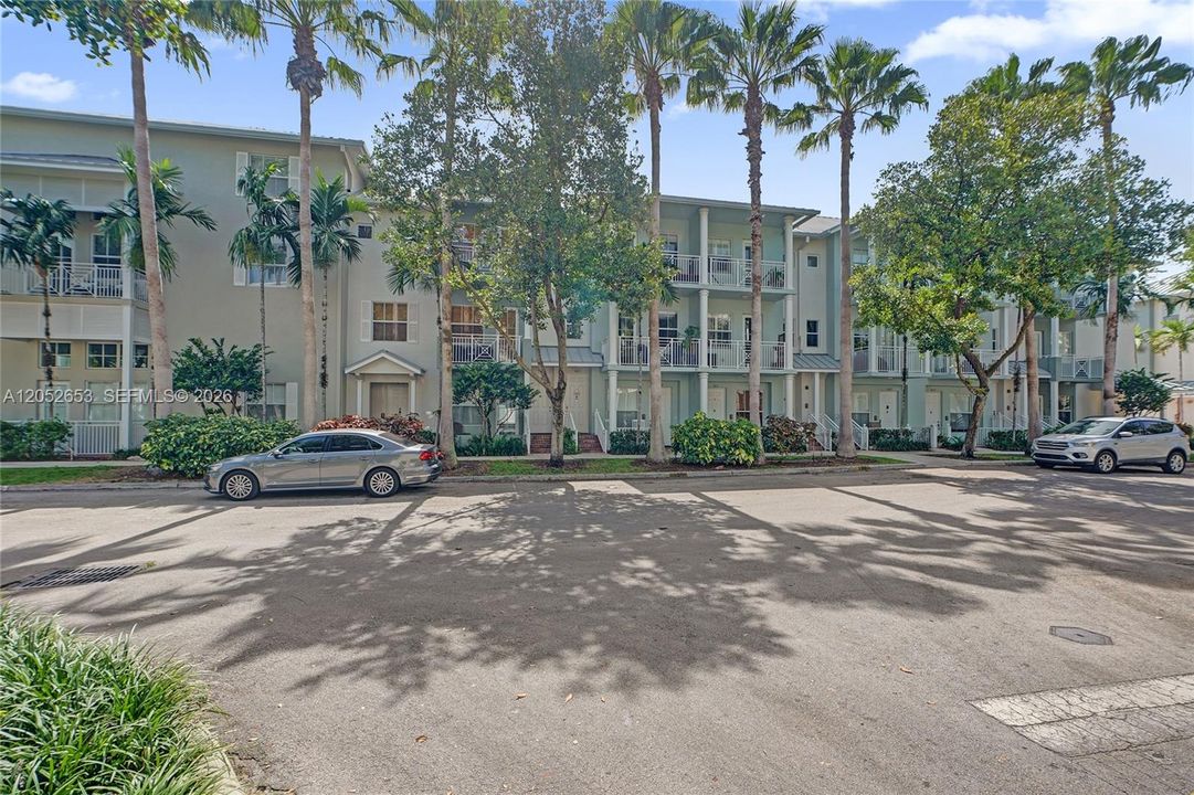 For Sale: $299,900 (1 beds, 1 baths, 762 Square Feet)