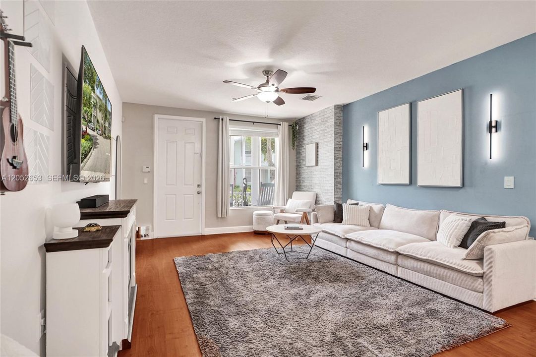 For Sale: $299,900 (1 beds, 1 baths, 762 Square Feet)