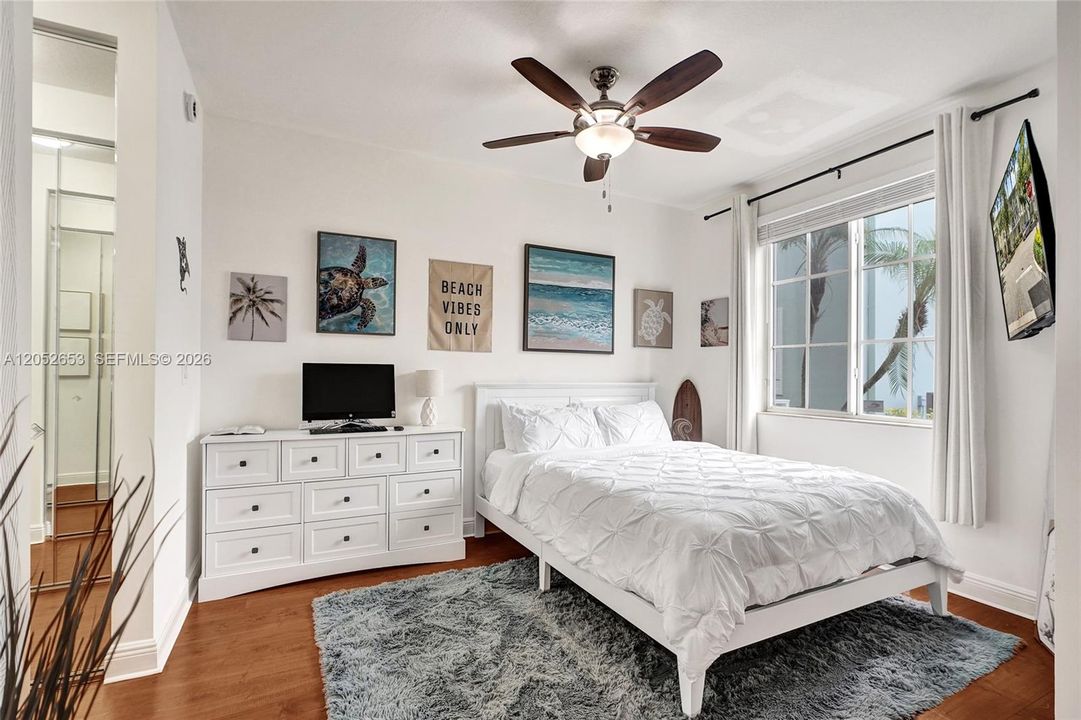 For Sale: $299,900 (1 beds, 1 baths, 762 Square Feet)