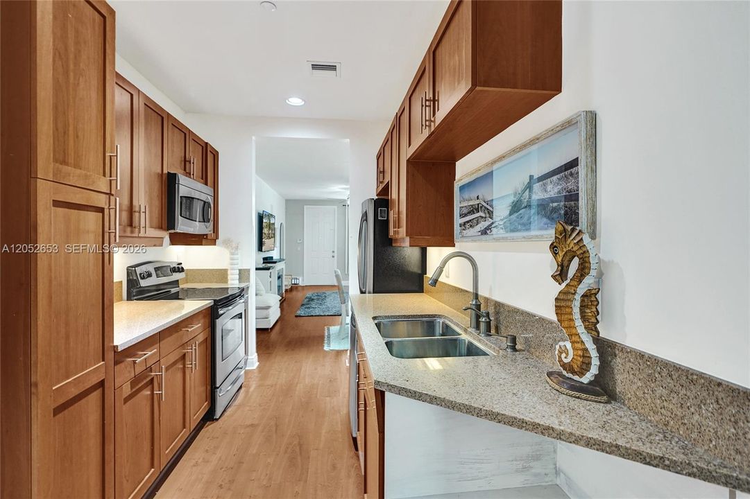 For Sale: $299,900 (1 beds, 1 baths, 762 Square Feet)