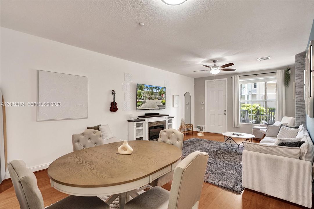 For Sale: $299,900 (1 beds, 1 baths, 762 Square Feet)