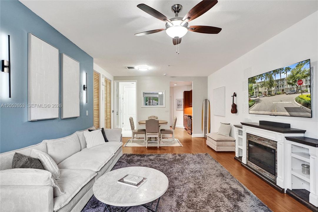 For Sale: $299,900 (1 beds, 1 baths, 762 Square Feet)
