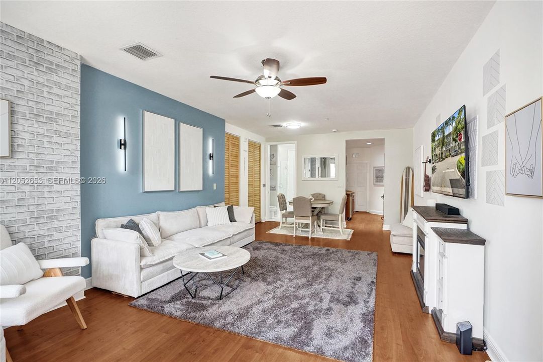 For Sale: $299,900 (1 beds, 1 baths, 762 Square Feet)