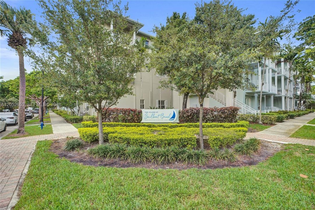 For Sale: $299,900 (1 beds, 1 baths, 762 Square Feet)