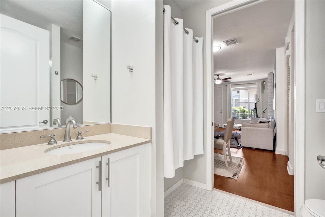 For Sale: $299,900 (1 beds, 1 baths, 762 Square Feet)