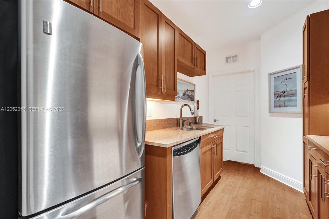 For Sale: $299,900 (1 beds, 1 baths, 762 Square Feet)