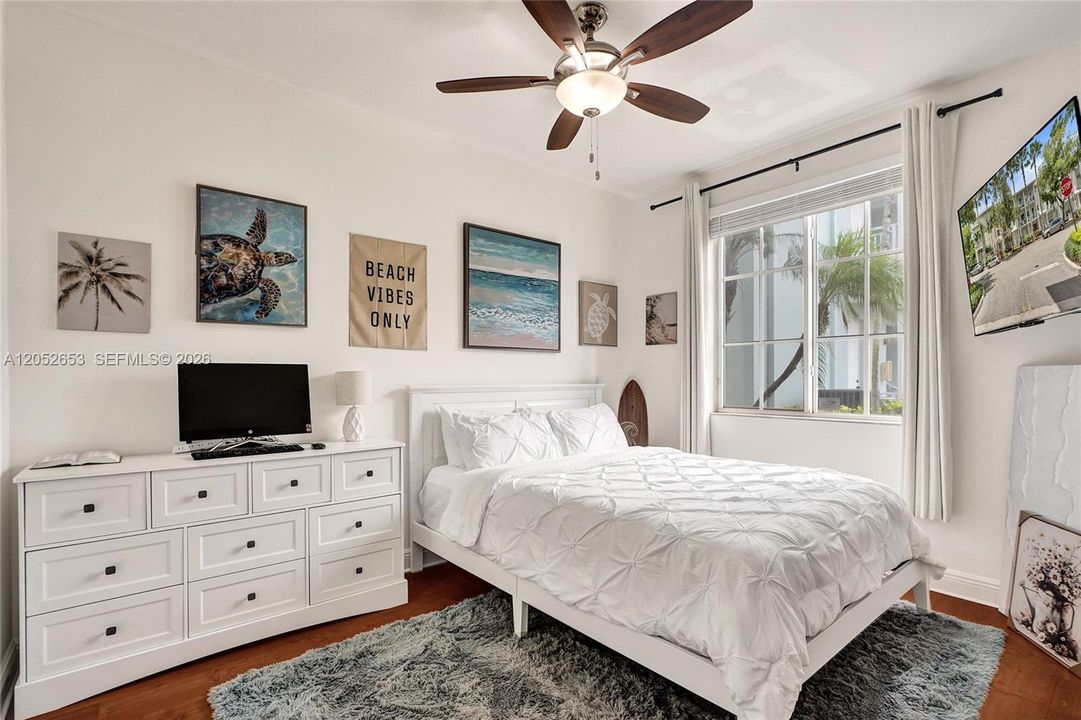 For Sale: $299,900 (1 beds, 1 baths, 762 Square Feet)
