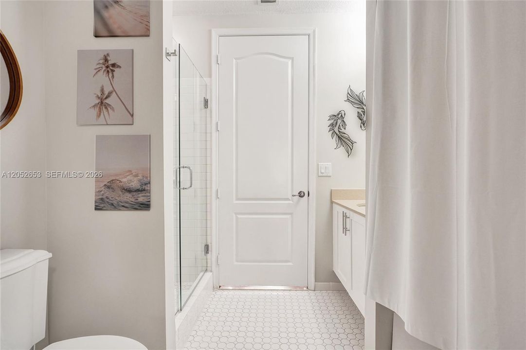For Sale: $299,900 (1 beds, 1 baths, 762 Square Feet)