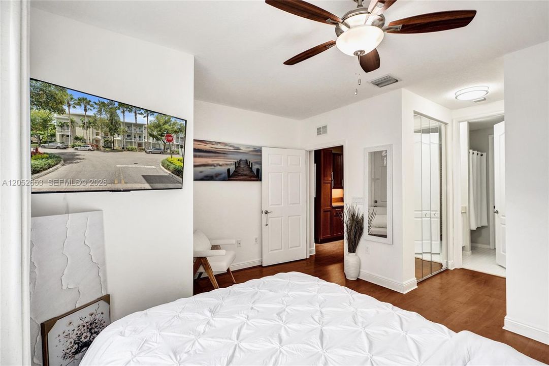 For Sale: $299,900 (1 beds, 1 baths, 762 Square Feet)