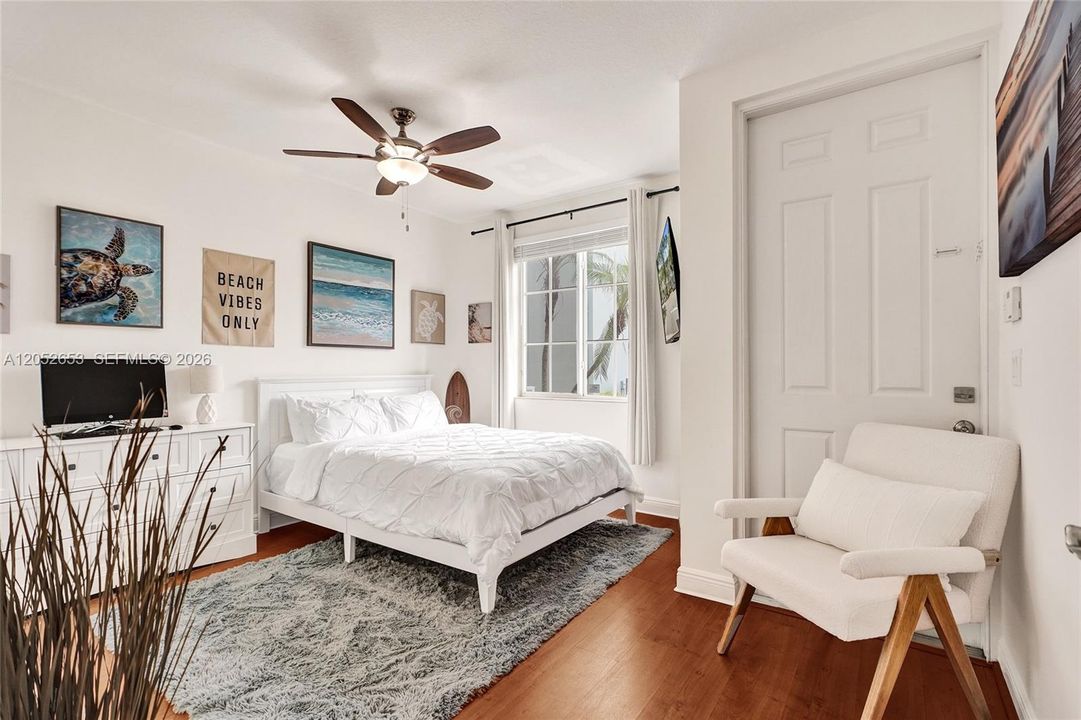 For Sale: $299,900 (1 beds, 1 baths, 762 Square Feet)