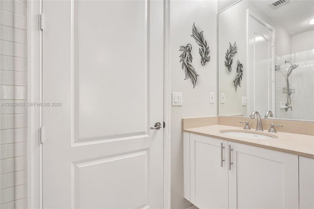 For Sale: $299,900 (1 beds, 1 baths, 762 Square Feet)