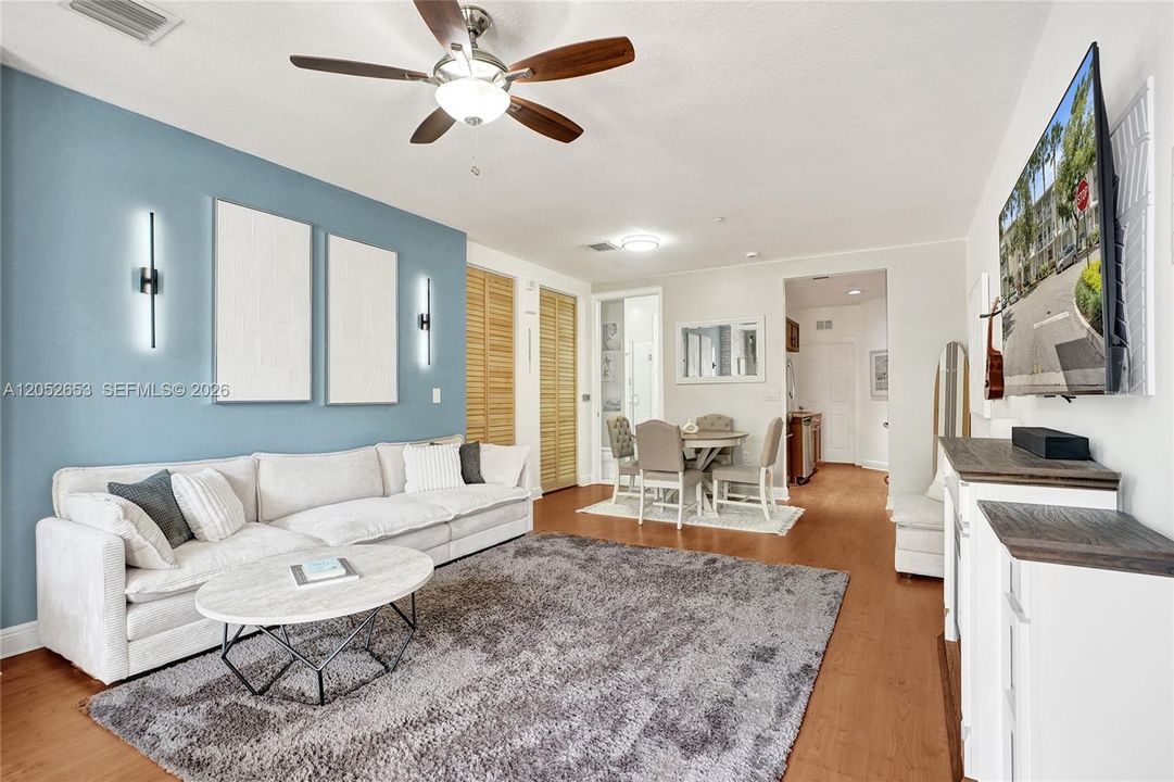For Sale: $299,900 (1 beds, 1 baths, 762 Square Feet)