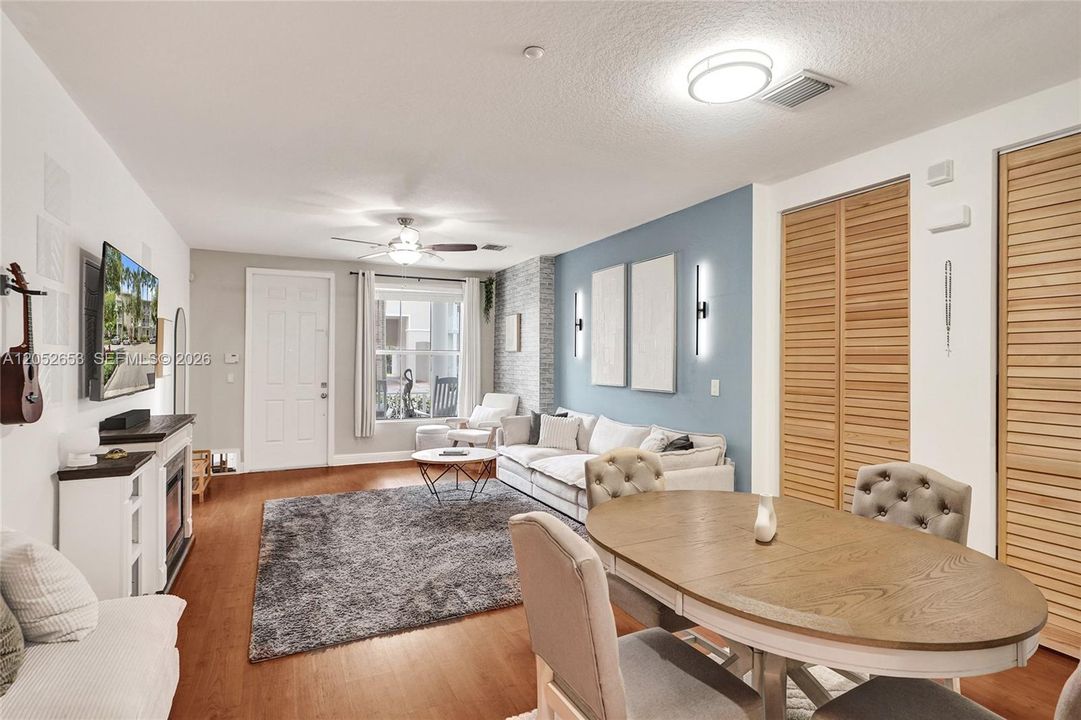 For Sale: $299,900 (1 beds, 1 baths, 762 Square Feet)