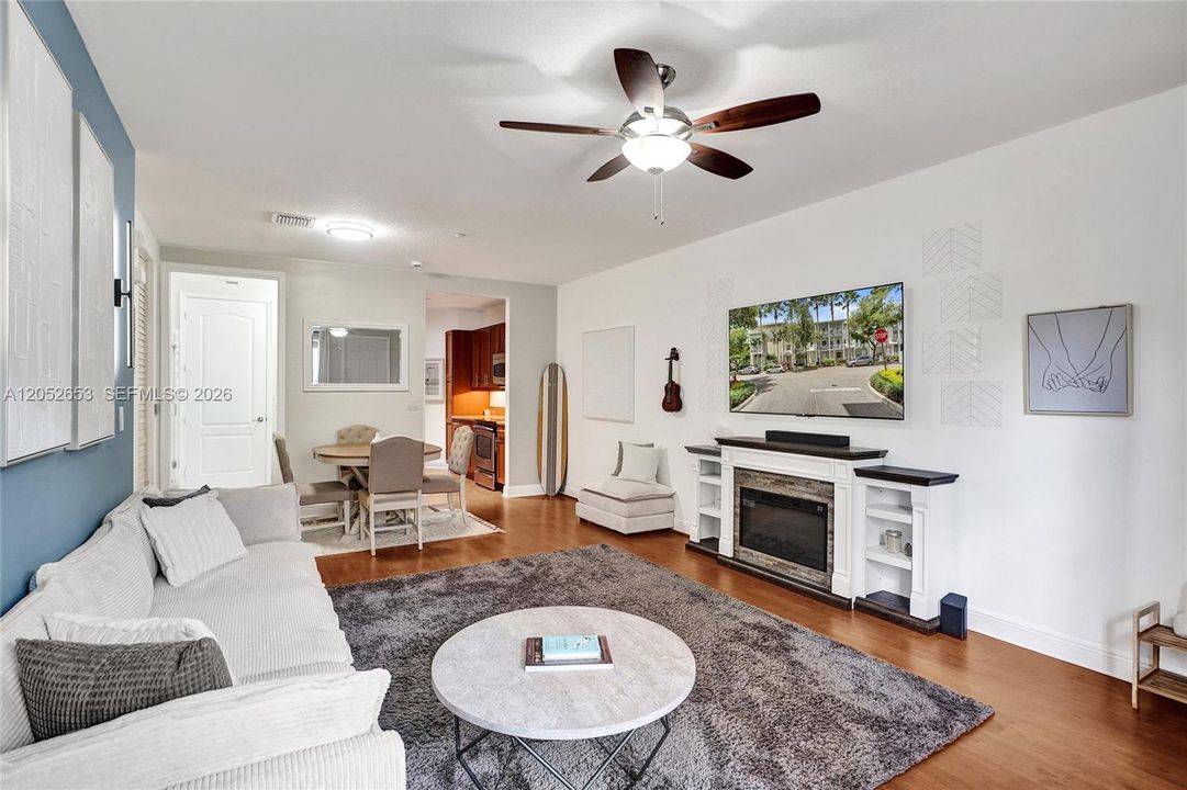 For Sale: $299,900 (1 beds, 1 baths, 762 Square Feet)