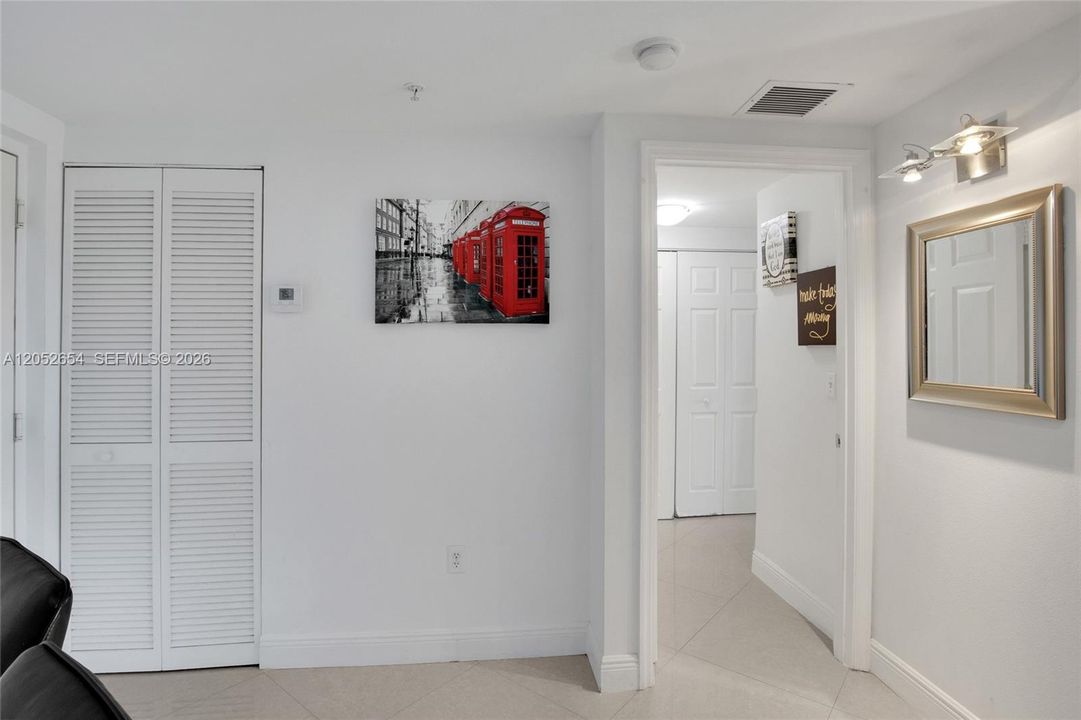 For Rent: $2,400 (2 beds, 2 baths, 977 Square Feet)