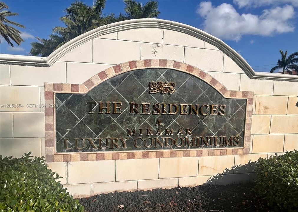 For Rent: $2,400 (2 beds, 2 baths, 977 Square Feet)