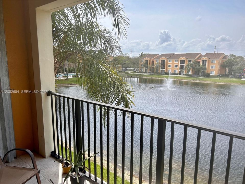 For Rent: $2,400 (2 beds, 2 baths, 977 Square Feet)