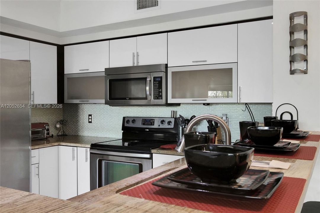 For Rent: $2,400 (2 beds, 2 baths, 977 Square Feet)
