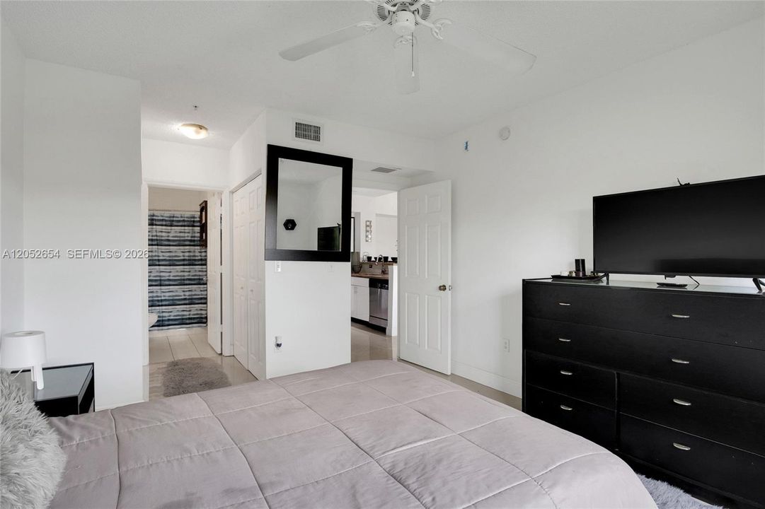 For Rent: $2,400 (2 beds, 2 baths, 977 Square Feet)