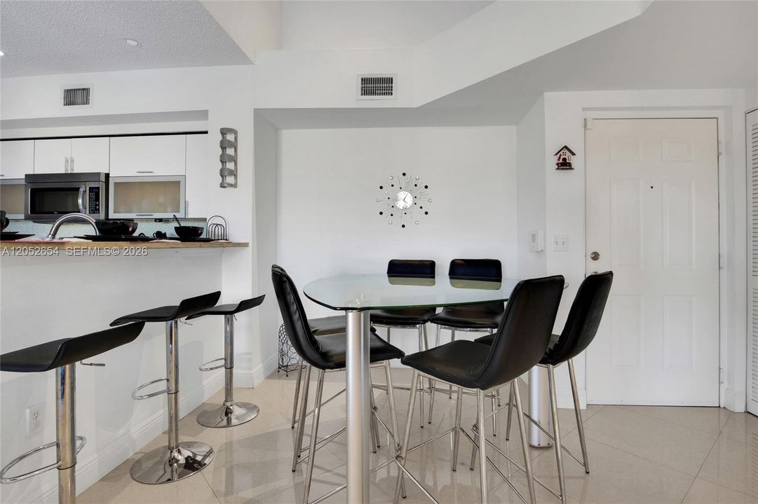 For Rent: $2,400 (2 beds, 2 baths, 977 Square Feet)