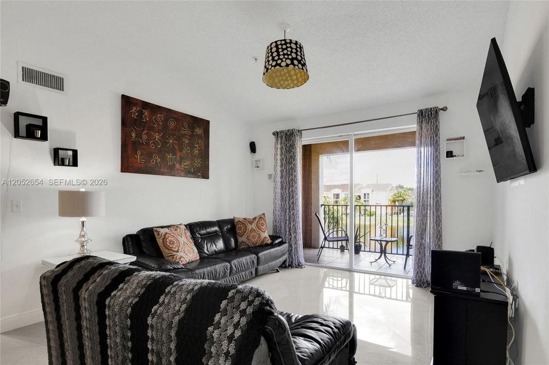For Rent: $2,400 (2 beds, 2 baths, 977 Square Feet)